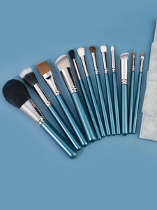 Dettaglio del set da 12 pennelli da trucco blu navy su sfondo blu coordinato