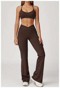 Détail du pantalon de yoga évasé à taille haute avec ceinture croisée et poches latérales