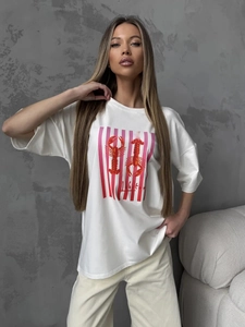 Μινιμαλιστικό λευκό βαμβακερό oversized T-shirt με κόκκινο τύπωμα αστακού και ροζ ρίγες