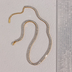 Détail du collier tennis plaqué or 18 carats avec zircons carrés et fermoir mousqueton
