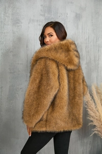 Détail de la capuche en fausse fourrure brune et texture pelucheuse du manteau