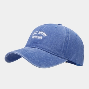 Nahaufnahme der weißen Stickerei auf einer blauen Baseballkappe aus Denim-Stoff