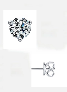 Detail of 1 carat Moissanite earring with D color VVS1 3EX cut on 925 sterling silver