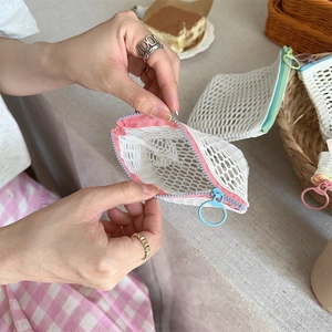 Detail van kleurrijke rits op gaasvakje voor het opbergen van kleine accessoires