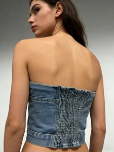 Détail du haut bandeau en jean bleu avec dos froncé élastique et coupe ajustée sexy