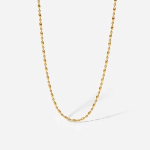 Dettaglio collana a catena con sfere ovali in acciaio inossidabile placcato oro 18K