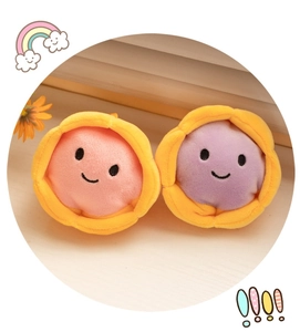 Détails de mignons pendentifs fleurs en peluche rose et violet avec un visage souriant