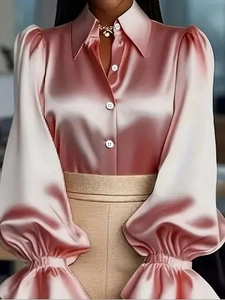 Dettaglio camicia in raso rosa con trama lucida e design con maniche a palloncino
