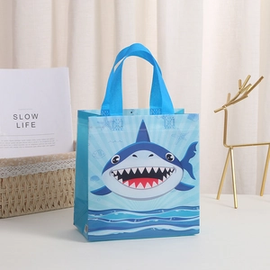 Sac cadeau bleu en non-tissé avec motif de requin mignon et poignées durables