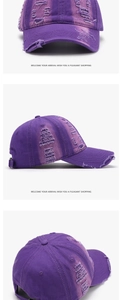 Primer plano de los detalles vintage desgastados y desgarros en la gorra de algodón púrpura