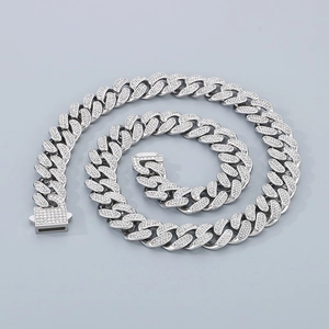 Détail du collier à maillons cubains argentés avec cristaux micro-pave et fermoir sécurisé