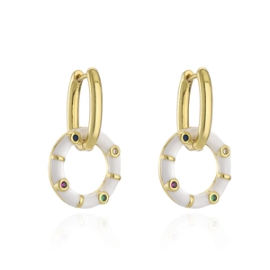 Detalle de pendientes en oro de 18K con aros de esmalte blanco y gemas coloridas
