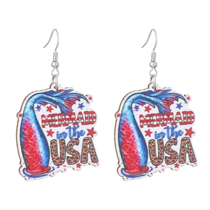 Détail des boucles d'oreilles sirène en bois avec drapeau américain et motifs léopard