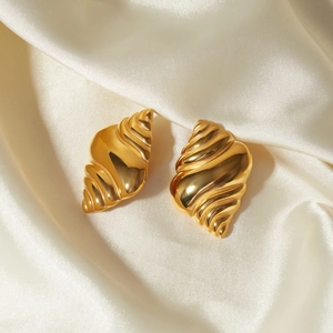 Conch Schelp Knopoorbellen 18K Verguld Roestvrij Staal Getextureerd Spiraalontwerp Oceaan Geïnspireerd Strand Stijl Sieraden