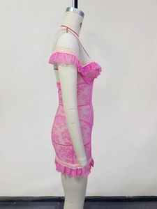 Détails de la dentelle florale rose et des volants superposés sur la nuisette moulante