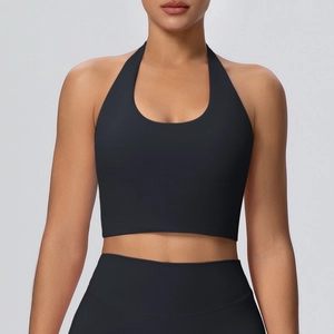 Dettaglio del reggiseno sportivo nero con scollo all'americana in tessuto elasticizzato
