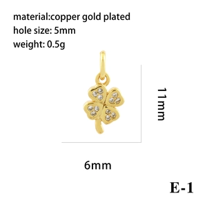 Détail macro du pendentif trèfle plaqué or 18K avec incrustation de zircon et taille