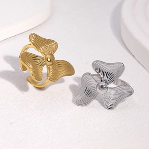 Bague Ouverte Fleur Acier Inoxydable Plaqué Or 18K Pétales Ondulés Motif Rayé Bijoux Élégants Réglables Pour Femmes
