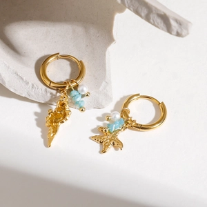 Boucles d'oreilles en acier doré avec étoile de mer, coquillages et perles bleues