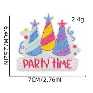 Détail de l'écusson brodé Party Time coloré avec dimensions 6.4x7cm sur fond blanc pur