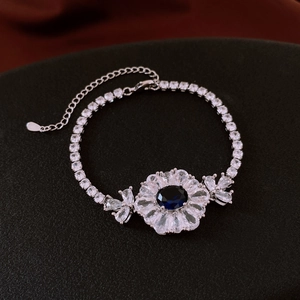 Macro d'un bracelet en argent avec pierre ovale bleu foncé et détails en zircone cubique