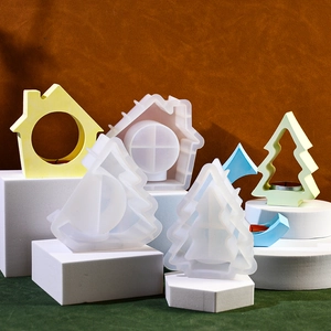 Macro-opname van siliconen mallen voor DIY kerstboom- en huisvormige kandelaars
