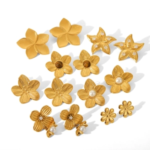 Chic 18K gold textured five-petal flower stainless steel stud earrings for women set