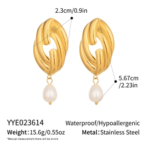 Detail shot of golden twisted stainless steel earrings with pearl pendants and dimensions