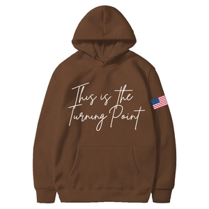 Detail eines braunen Ivan Cornejo Hoodies mit Aufdruck und Patch am Ärmel der Kapuzenjacke