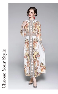 Détail de l'imprimé baroque sur une robe chemise blanche avec ceinture et col élégant