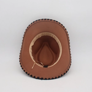 Dettaglio della fascia interna del cappello da cowboy marrone e cucitura nera ondulata