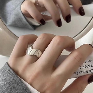 Anello geometrico irregolare argento minimalista con elegante design metallico