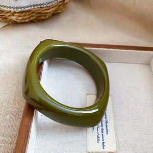 Bracciale largo in acrilico verde oliva retrò con silhouette quadrata irregolare lucida