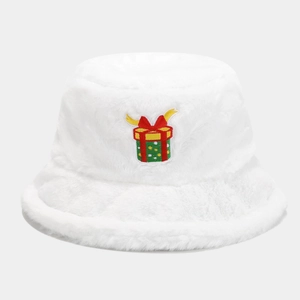 Dettaglio cappello alla pescatora in peluche bianco con ricamo di un regalo di Natale