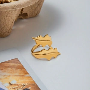 Détail de la bague en acier inoxydable plaqué or 18K montrant le motif de feuille de houx