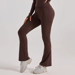 Vue détaillée du pantalon de yoga évasé marron café à taille haute galbante