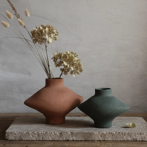 Vases géométriques en céramique de style minimaliste avec texture brossée en rouge et vert