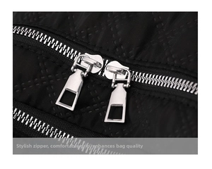 Primer plano de cremalleras metálicas y textura de nylon acolchado en mochila negra