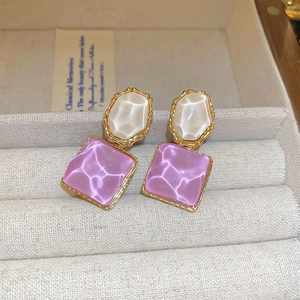 Französische Vintage-Goldohrringe mit Wasserwellenstruktur in Lavendel und Creme
