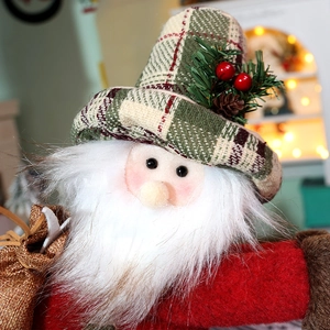 Weihnachtswichtel Vorhanghalter mit Karomütze, weißem Bart und festlichen Beerendetails