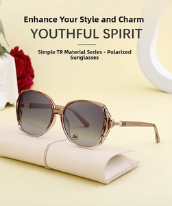 Détail de lunettes de soleil carrées polarisées en TR avec leur étui en cuir beige