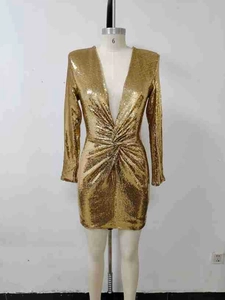 Détail du tissu à paillettes avec décolleté en V plongeant et taille torsadée