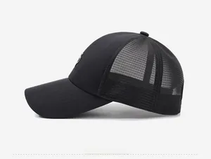 Vue latérale de la casquette trucker noire avec filet respirant et logo métallique rond