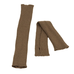Detailaufnahme dunkelbrauner langer Strickstulpen mit gerippter Texturstruktur