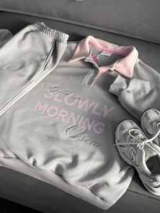 Survêtement gris et rose avec broderie de lettres et sweat-shirt à col polo