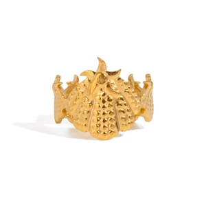 Macro de la bague étoile en acier doré avec détails de relief en forme de couronne
