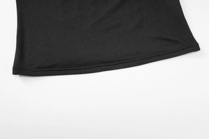 Vue macro des doubles coutures sur l'ourlet d'un crop top noir en maille ajusté