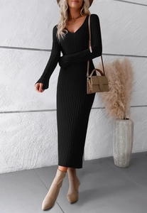 Gros plan sur une élégante robe longue en maille noire avec col en V et manches longues
