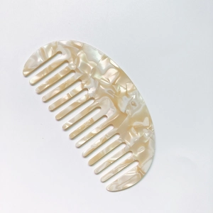 Peine de acetato con patrón de mármol beige y dientes anchos con diseño curvo en blanco