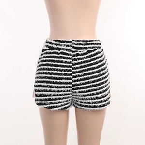 Détail d'un short en maille rayé noir et blanc à taille haute avec ourlet à franges sur mannequin